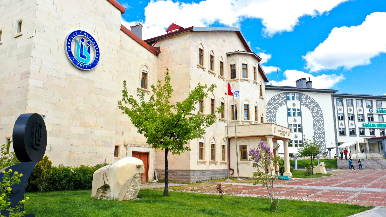 Yetkinlik Alanlarında Türkiye'nin Önde Gelen Üniversiteleri Arasındayız