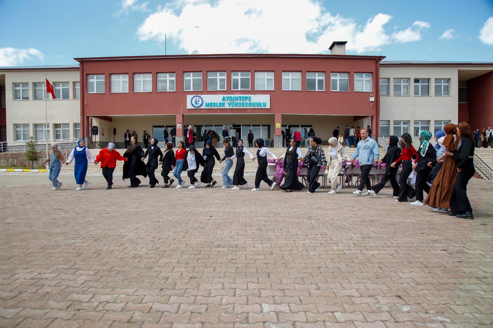 Day 5 of the 7th Dede Korkut Science, Culture, Art and Sports Days ended with Aydıntepe Vocational School Youth Festival